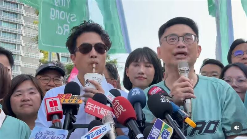 暴風吸珍奶「太甜了」!沈伯洋神回網笑翻