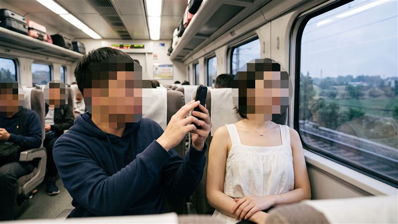 台鐵桃園站昨天(19日)傳出偷拍事件,台鐵117次新自強號發生旅客偷拍事件,驚動乘客與警方。(示意圖/AI製圖)
