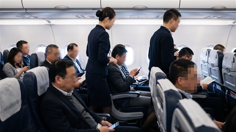 搭飛機為防訊號會干擾,都會宣導乘客將手機切換至「飛航模式」。(示意圖/AI製圖)