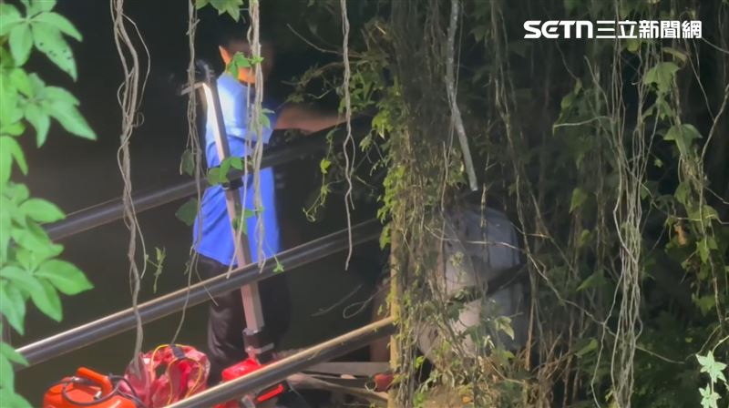 抓魚失蹤!台南男水塘溺斃,親弟目擊哥哥「沉下抬出成屍」癱坐岸邊痛哭。(圖/民眾提供)