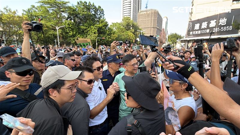 沈伯洋與高雄市長參人賴瑞隆合體,吸引3萬人擠爆愛河灣。(圖/記者簡榮良攝影)