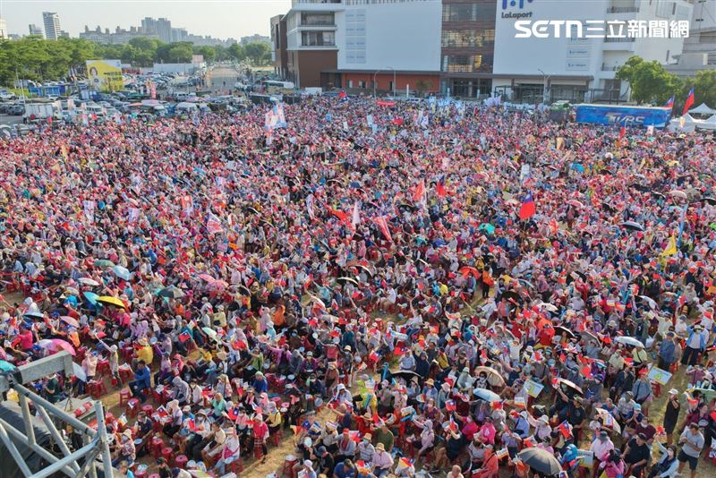 柯志恩首場造勢活動,現場湧進3萬人,空拍圖曝光支持者外溢至周邊。(圖/柯志恩競辦提供)