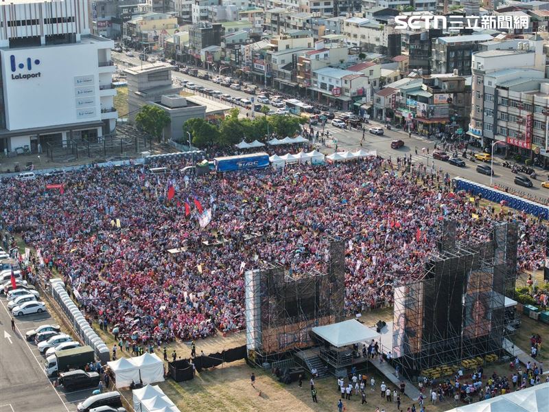 柯志恩首場造勢活動,現場湧進3萬人,空拍圖曝光支持者外溢至周邊。(圖/柯志恩競辦提供)