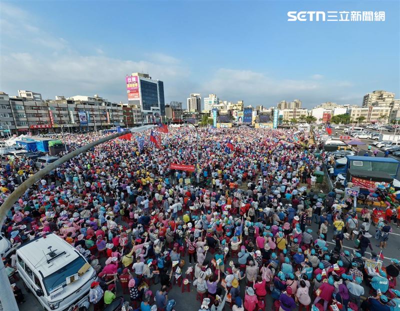 柯志恩首場造勢活動,現場湧進3萬人,空拍圖曝光支持者外溢至周邊。(圖/柯志恩競辦提供)