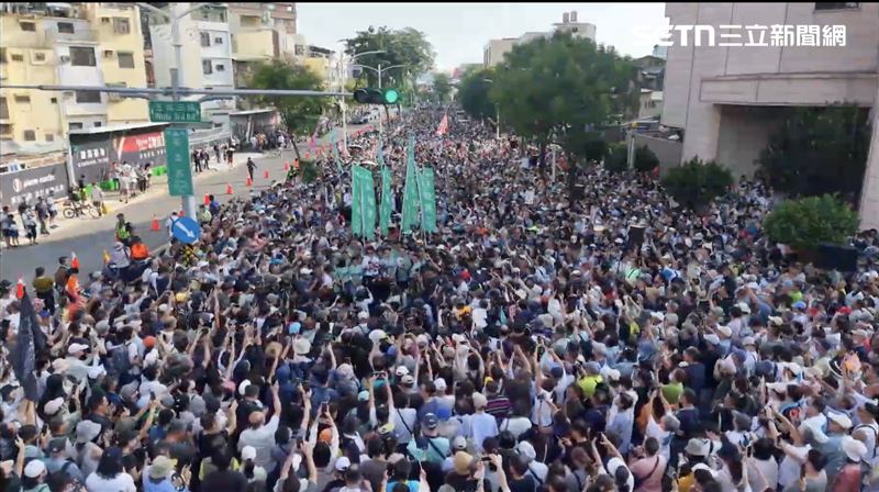 沈伯洋南下與賴瑞隆合體,兩人從英雄路步行至愛河灣水樂園,在支持者簇擁下寸步難行,空拍畫面曝光。(圖/賴瑞隆競辦提供)