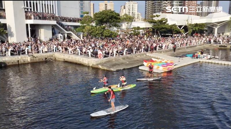 沈伯洋南下與賴瑞隆合體,兩人從英雄路步行至愛河灣水樂園,在支持者簇擁下寸步難行,空拍畫面曝光。(圖/賴瑞隆競辦提供)