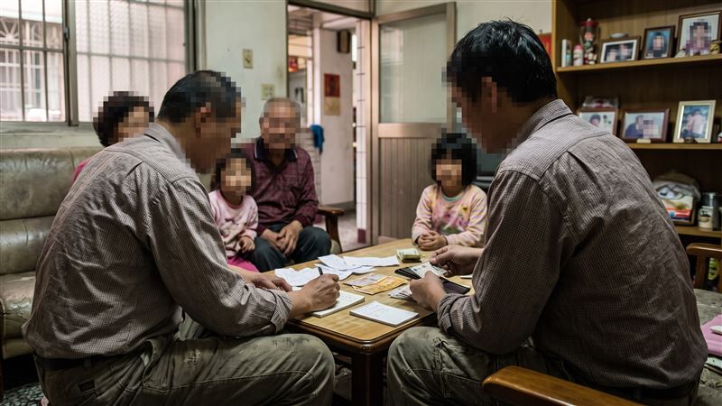 男子婚後育有2名子女,但有賭博惡習,還持身分證向地下錢莊借款,因無力償還,引來討債人員上門騷擾娘家,夫妻因此走向離婚。(示意圖/AI製圖)