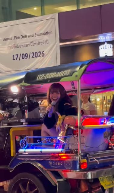 Lisa坐在嘟嘟車後座宣傳，熱情地向沿途粉絲揮手打招呼。（圖／翻攝自IG @beamvic）