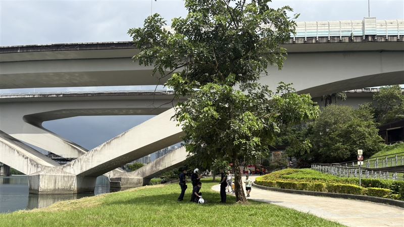老翁在碧潭東岸溺水。(圖/翻攝畫面)