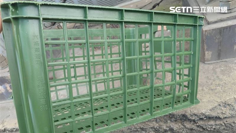 國道1號北向364.2公里,高雄鼎金路段,今天(20日)上午發生事故,疑因車輛閃避掉落塑膠籃釀禍。(圖/翻攝畫面)