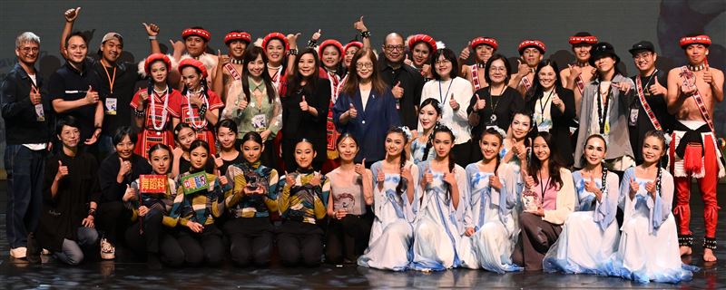 海洋委員會「Wave Up!海想藝起舞!」,海委會管碧玲主任委員與各組第一名(潮湧金獎)得獎團體大合照。(圖/海洋委員會提供)