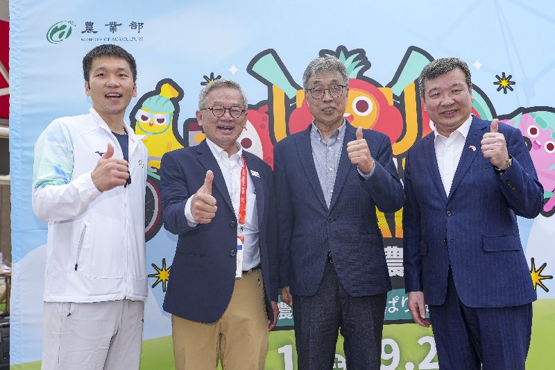 台灣農產品特展名古屋舉行 陳駿季、李洋出席運動部長李洋(左起)、行政院政務委員吳誠文、農業部長陳駿季、台灣駐日本經濟文化代表處代表李逸洋20日在日本名古屋出席「台灣農產品特展」活動。中央社記者鄭清元名古屋攝 115年9月20日