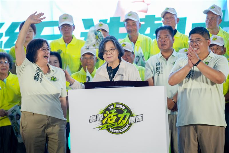 民進黨嘉義縣長候選人蔡易餘與鹿草鄉長候選人吳玉琴聯合競選總部成立,前總統蔡英文親自南下站台。(圖/翻攝畫面)