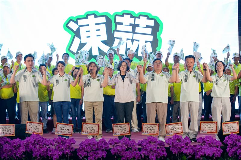 前總統蔡英文親自南下,為嘉義縣長候選人蔡易餘與鹿草鄉長候選人吳玉琴站台。(圖/翻攝畫面)