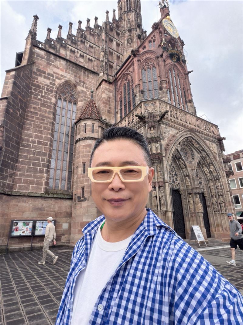 朱正生到德國紐倫堡造訪聖母大教堂,漫步在街道就能感受當地悠久歷史。(圖/朱正生提供)