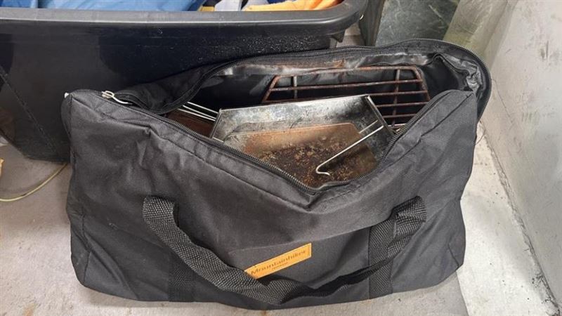 林男潛入停車場行竊,翻箱倒櫃、拿出烤肉網等物品時,被住戶發現合力壓制,警方到場後發現林男竟是通緝犯。(圖/翻攝畫面)
