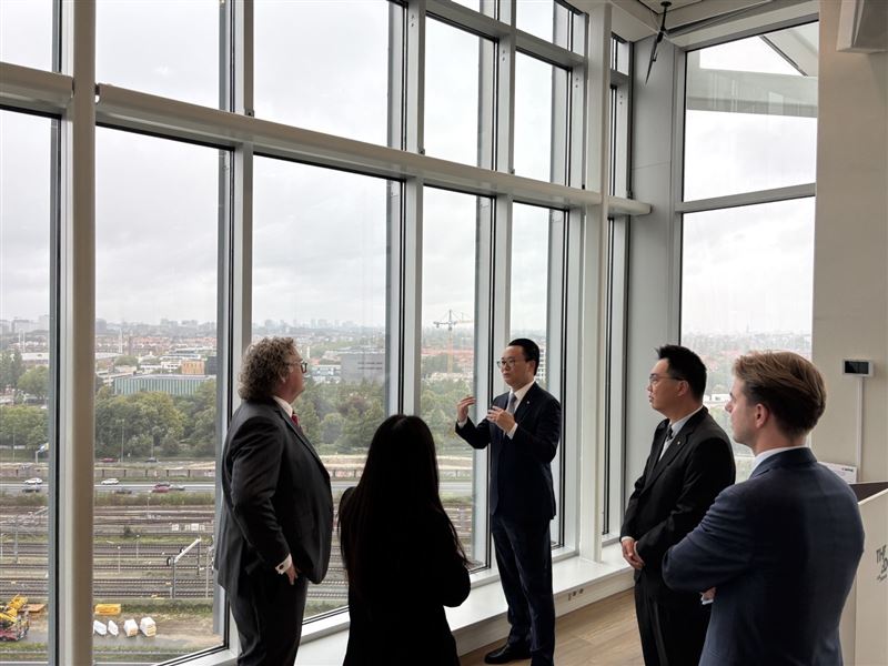 The Edge位於阿姆斯特丹Zuidas金融商業區,也是Deloitte荷蘭總部所在地,以物聯網感測、智慧能源管理及永續設計受到關注。(圖/華航提供)