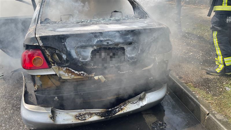 轎車因不明原因起火,駕駛座上有1人受困被燒成焦屍。(圖/翻攝畫面)