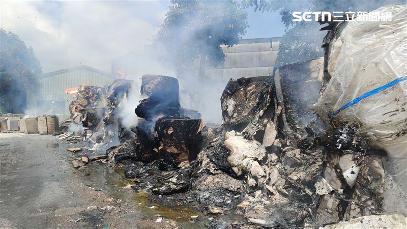 知名紙漿台東廠驚傳火警,台東縣消防局獲報,共出動19車、36消防、40義消救援。(圖/翻攝畫面)