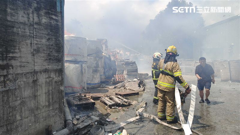 知名紙漿台東廠驚傳火警,台東縣消防局獲報,共出動19車、36消防、40義消救援。(圖/翻攝畫面)