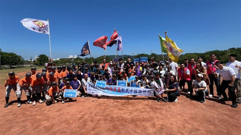 台北龍來扶輪社攜手大同國小少棒隊,在竹東河濱公園棒壘球場舉辦「2026龍來盃公益少棒邀請賽」。(圖/讀者提供)