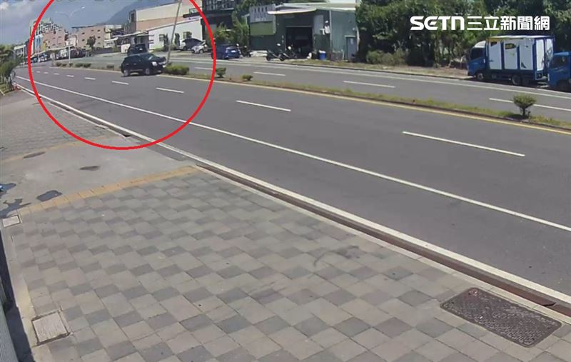 前立委廖國棟,駕駛黑色休旅車行經台東市民航路時,突然失控自撞分隔島,受輕傷送醫。(圖/翻攝畫面)