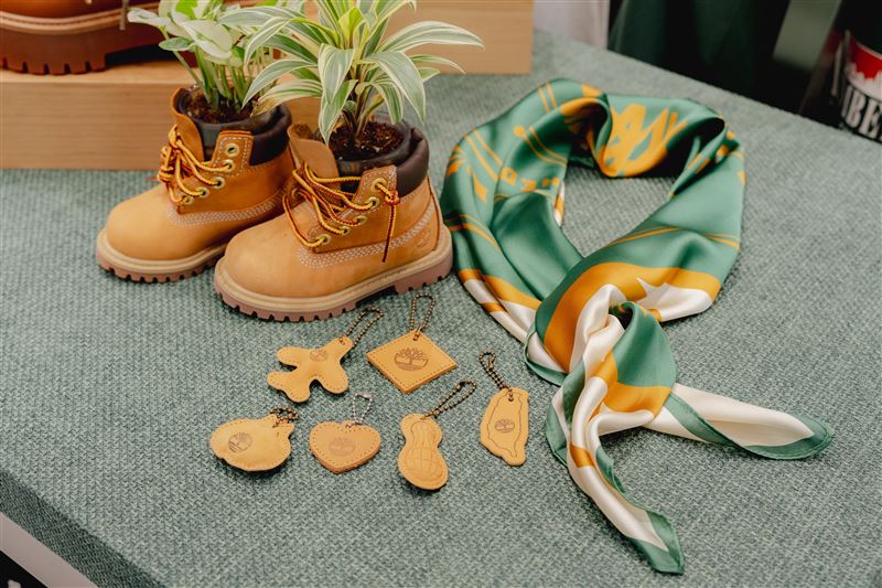 Timberland信義威秀概念店入厝十日限定,絲巾與迷你黃靴盆栽滿額贈。(圖/品牌業者提供)