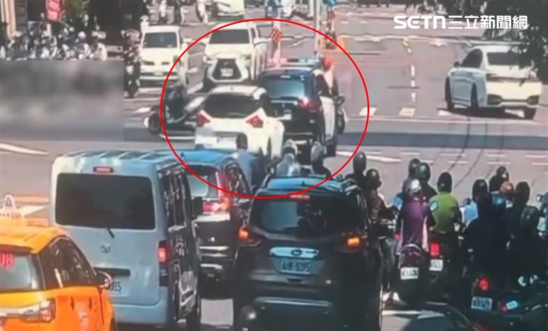 妻子羊水破了卻卡在車陣中,丈夫急壞了,直奔派出所求救。(圖/翻攝畫面)