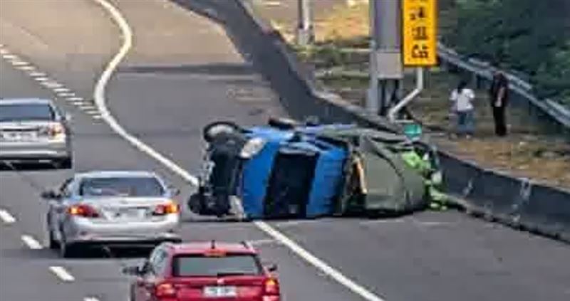 國3貨車爆胎!躺臥姿勢神似「布布恰恰」