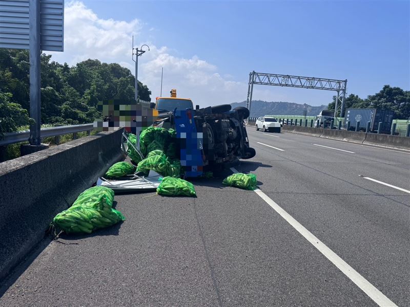 小貨車左後輪突爆胎,導致車身瞬間失控側翻於外側路肩。(圖/翻攝畫面)