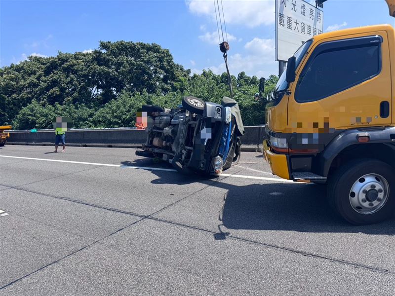小貨車左後輪突爆胎,導致車身瞬間失控側翻於外側路肩。(圖/翻攝畫面)
