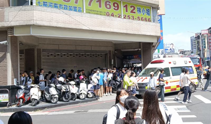 台中補習班大樓傳火警，大批學生被疏散撤離至1樓。（圖／翻攝自Threads @0530_noah）