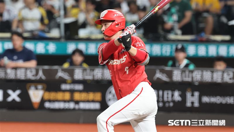 中職37年例行賽,味全龍捕手林辰勳打成三壘滾地球出局。(圖/記者劉彥池攝影)