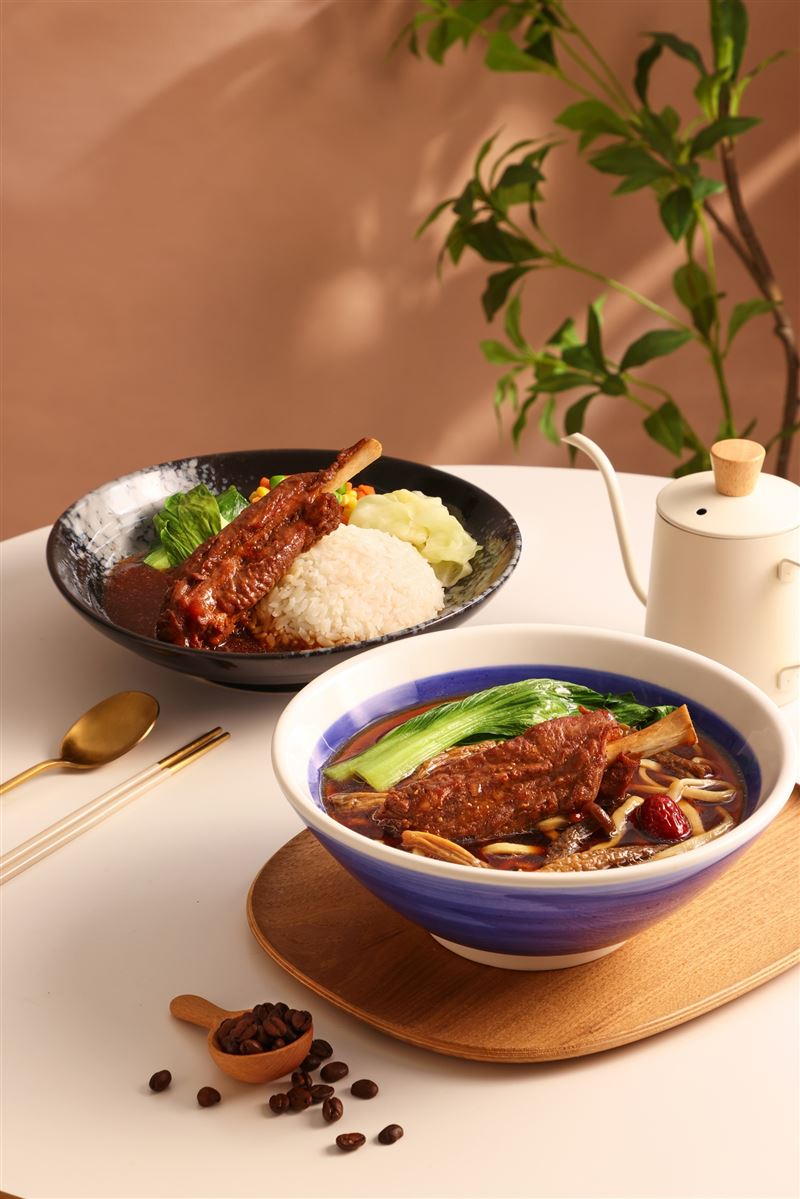 三商巧福攜手台灣咖啡節推出期間限定新品,咖啡豬棒麵原價185元,特惠價159元。(圖/品牌業者提供)