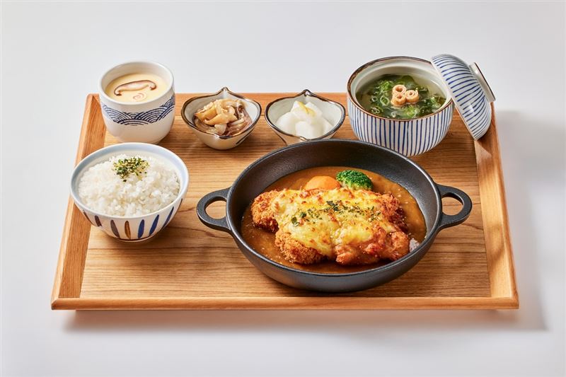 品田牧場新推出的「熔岩起司咖哩唐揚雞豚丸定食」。(圖/品牌業者提供)