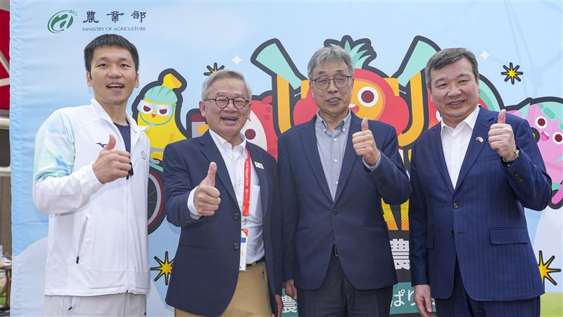 台灣農產品特展名古屋登場　李洋逛攤技癢
