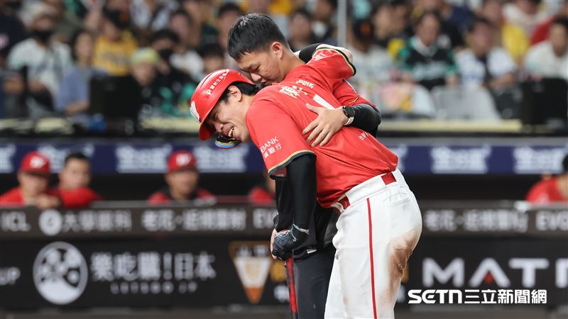 中職37年例行賽,味全龍左外野手陳子豪自打球傷退。(圖/記者劉彥池攝影)