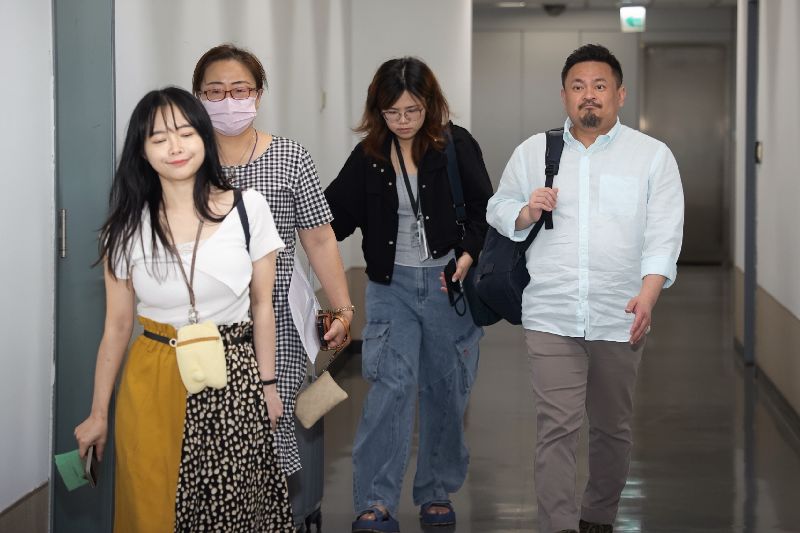 勞動部長洪申翰（右1）20日下午前往桃園國際機場，搭機赴中國大陸出席21日在江蘇南京召開的亞太經濟合作組織（APEC）人力資源發展部長會議（HRDMM）。他也是總統賴清德上任以來首名赴中的部長