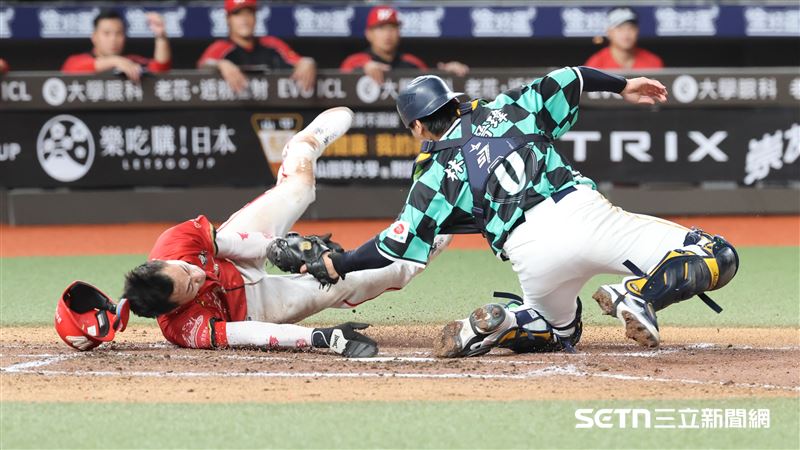 中職37年例行賽,味全龍中外野手郭天信在本壘前被曾頌恩的回傳球觸殺。(圖/記者劉彥池攝影)