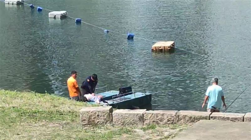 新北騎警隊隊員許智翔隊對救上岸的林翁持續CPR直至消防救護員到場接手。(圖/翻攝畫面)
