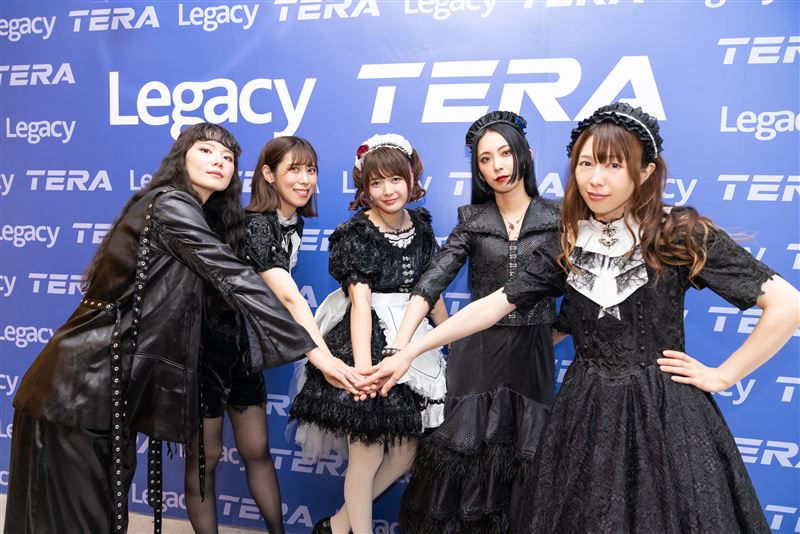 日本女子搖滾樂團BAND-MAID,成員MISA(左起)、廣瀬茜 AKANE、小鳩ミク、彩姫 SAIKI、遠乃歌波 KANAMI。(圖/Welcome Music提供)