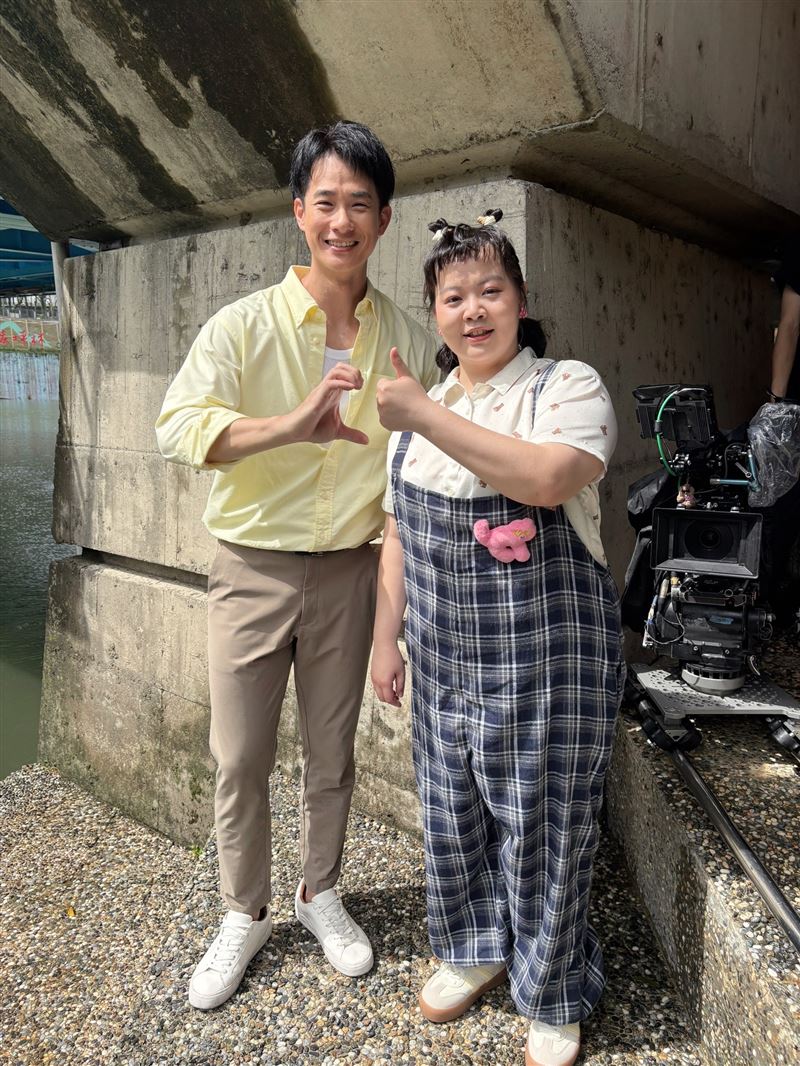盧彥澤(左)跟宮美樂首次合作卻默契十足。(圖/民視提供)