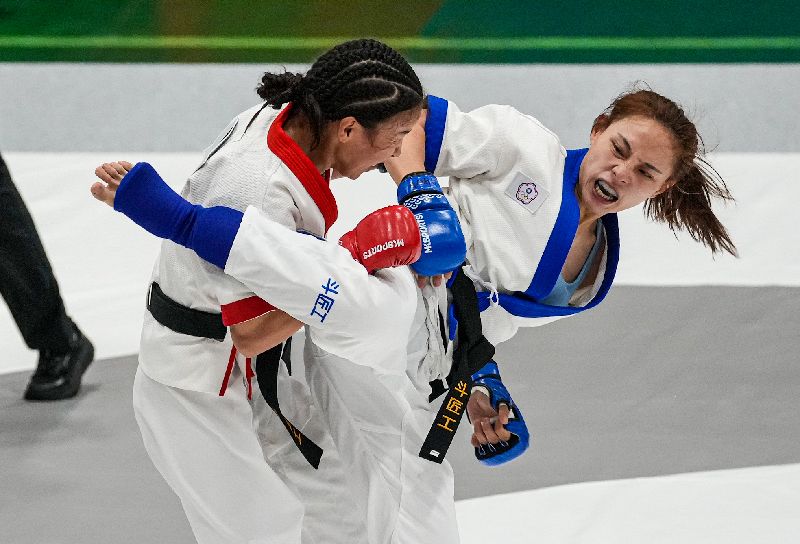 名古屋亞運綜合格鬥項目,台灣好手林郁芬(右)20日在女子60公斤傳統組8強賽出戰,可惜以0比3吞敗,無緣獎牌