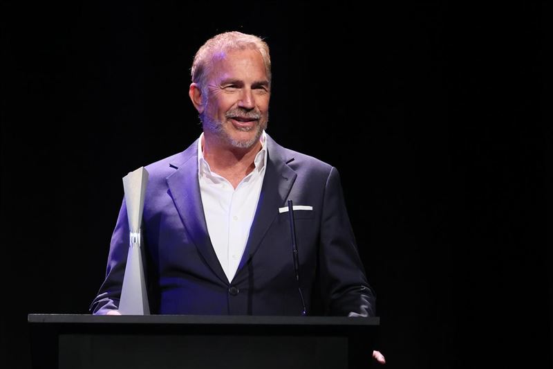71歲好萊塢男星凱文·科斯納(Kevin Costner)傳出和小31歲的前空姐熱戀中。(圖/翻攝自IG @kevincostner)
