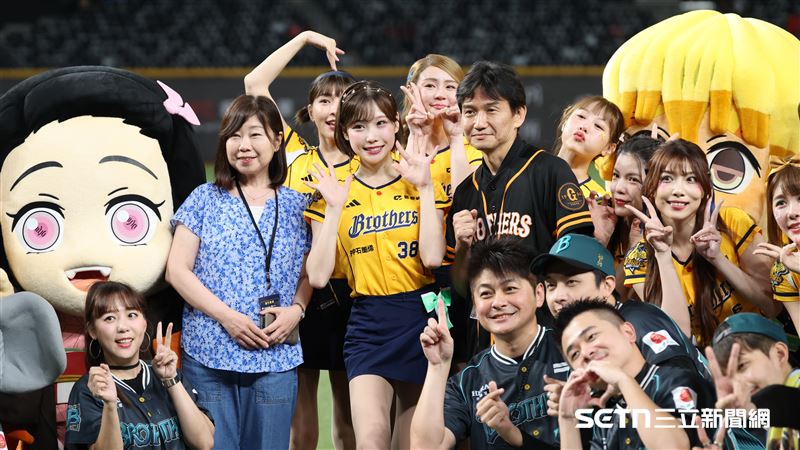 PS女孩「飛行嘉賓」SAYA和父母合影。（圖／記者劉彥池攝影）
