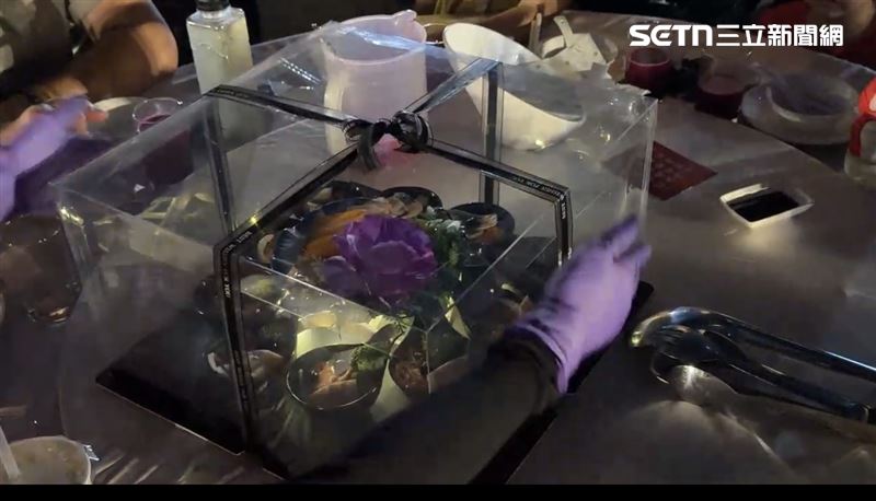 總鋪師精心開出的豪華手路菜菜單陣容極其霸氣,包括「龍蝦太子三明治」:外酥內軟、夾帶滿滿厚實龍蝦肉與特調沙拉的經典台式手路點心。(圖/翻攝畫面)