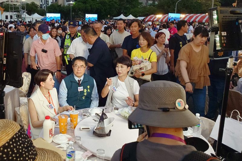 在台南舉行的鍘美藝術節20日進行首晚辦桌活動,有電視台時事評論節目到場直播,台南市長黃偉哲(前左2)與民進黨立委陳亭妃(前左3)等人參加