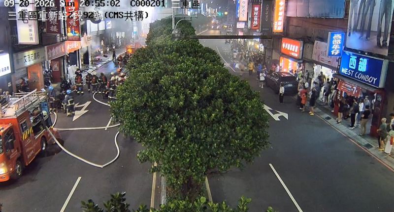 警消封街救火疏散人群。(圖/新北市政府交通局)
