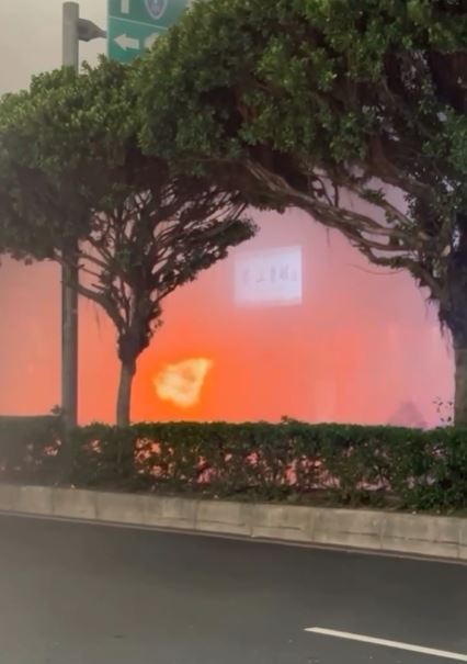 三重連鎖燒肉店全面燃燒!黑煙籠罩整街,受困民眾急跳2樓逃命。(圖/翻攝自Threads @luv_05_tau)