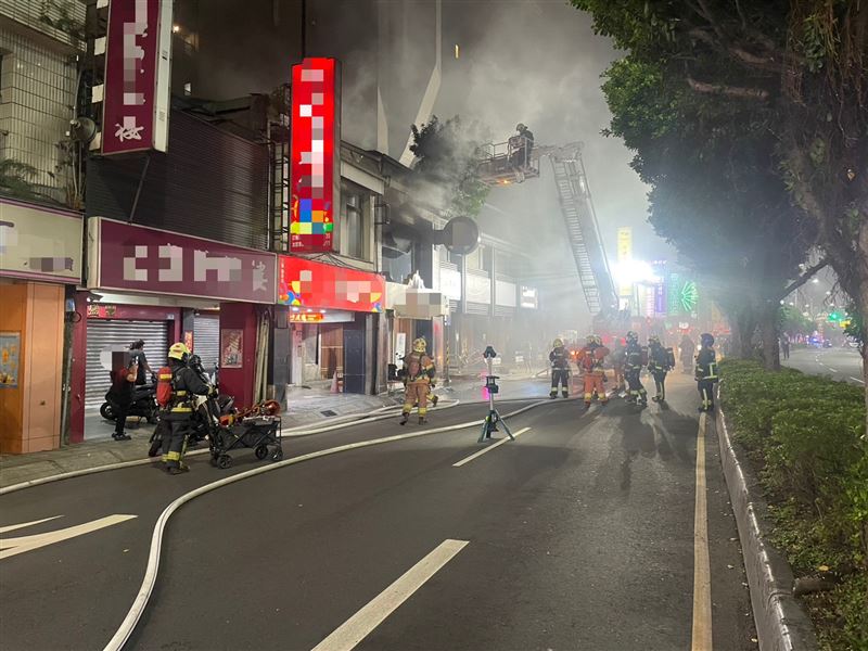 目前火勢已撲滅,警消初步調查為為燒肉店桌椅鍋具起火。(圖/翻攝畫面)